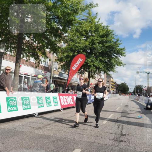 15.09.2024 - PSD Bank Halbmarathon Miley Keyser http://msf.ph/oto/7078827 15.09.2024 12:41:22 Ziel 3354, 3355, 3462 meine-sportfotos.de