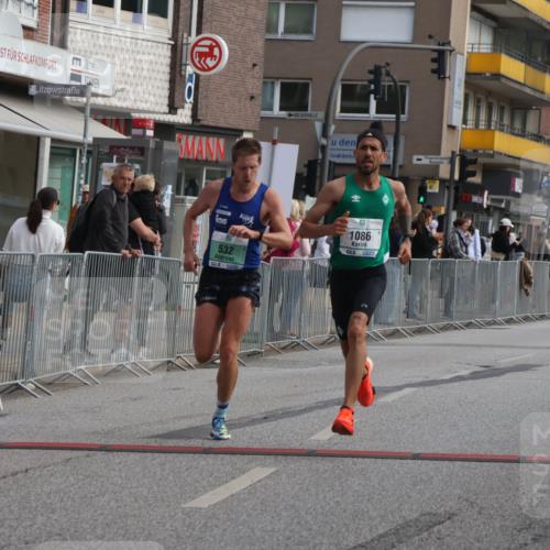 15.09.2024 - PSD Bank Halbmarathon Michael Strokosch http://msf.ph/oto/7080140 15.09.2024 11:15:41 Ziel 405, 532, 572, 576, 846, 1086 meine-sportfotos.de