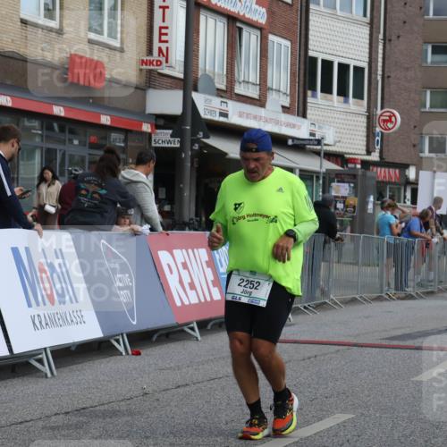 15.09.2024 - PSD Bank Halbmarathon Michael Strokosch http://msf.ph/oto/7081270 15.09.2024 12:26:30 Ziel 2252, 3237, 3489 meine-sportfotos.de