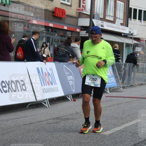 15.09.2024 - PSD Bank Halbmarathon Michael Strokosch http://msf.ph/oto/7081279 15.09.2024 12:26:30 Ziel 2252, 3237, 3489 meine-sportfotos.de