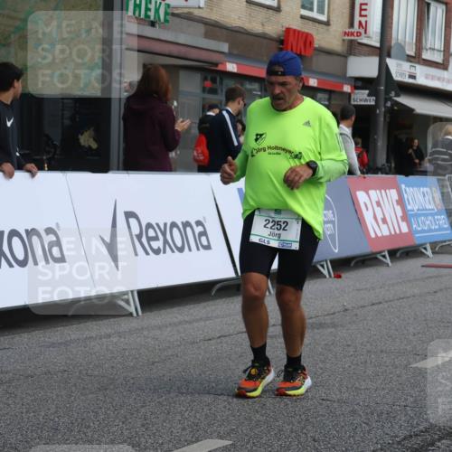15.09.2024 - PSD Bank Halbmarathon Michael Strokosch http://msf.ph/oto/7081296 15.09.2024 12:26:31 Ziel 2252, 3237, 3489 meine-sportfotos.de