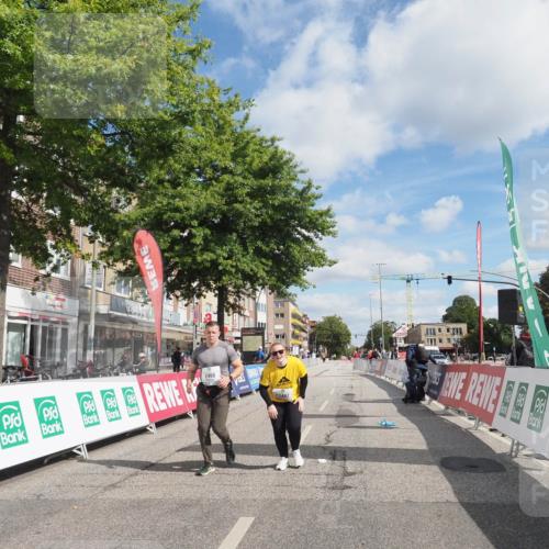 15.09.2024 - PSD Bank Halbmarathon Miley Keyser http://msf.ph/oto/7081310 15.09.2024 12:56:44 Ziel 2459, 2460, 3487 meine-sportfotos.de