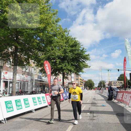 15.09.2024 - PSD Bank Halbmarathon Miley Keyser http://msf.ph/oto/7081319 15.09.2024 12:56:44 Ziel 2459, 2460, 3487 meine-sportfotos.de