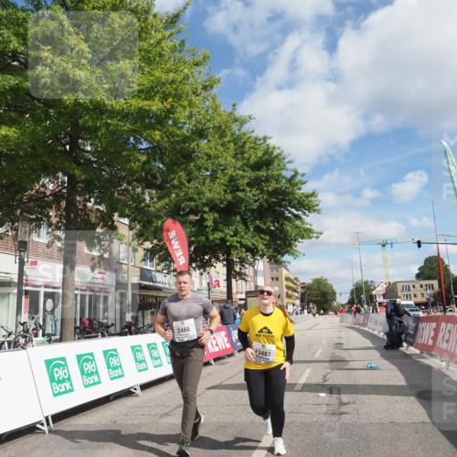 15.09.2024 - PSD Bank Halbmarathon Miley Keyser http://msf.ph/oto/7081332 15.09.2024 12:56:45 Ziel 2459, 2460, 3487 meine-sportfotos.de