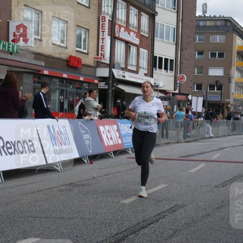 15.09.2024 - PSD Bank Halbmarathon Michael Strokosch http://msf.ph/oto/7081446 15.09.2024 12:26:45 Ziel 2009, 3128, 3374, 3490 meine-sportfotos.de