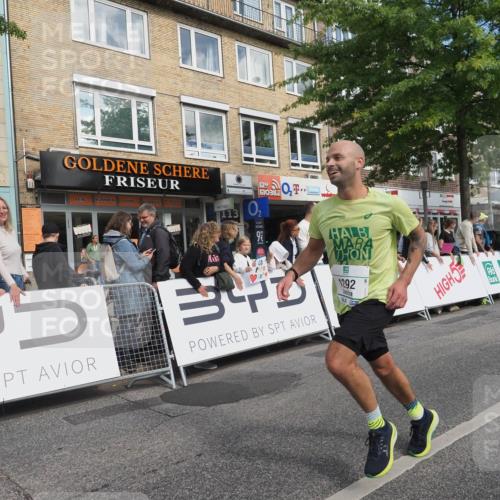 15.09.2024 - PSD Bank Halbmarathon Miley Keyser http://msf.ph/oto/7082749 15.09.2024 11:42:49 Ziel 715, 760, 956, 1292, 1298, 1468, 1496, 1548, 1589, 1719, 2489, 2659 meine-sportfotos.de