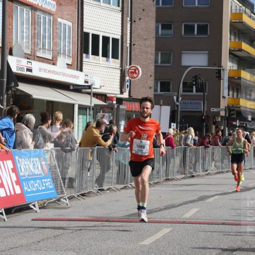 15.09.2024 - PSD Bank Halbmarathon Michael Strokosch http://msf.ph/oto/7085995 15.09.2024 11:25:31 Ziel 709, 882, 888, 1069, 1096 meine-sportfotos.de