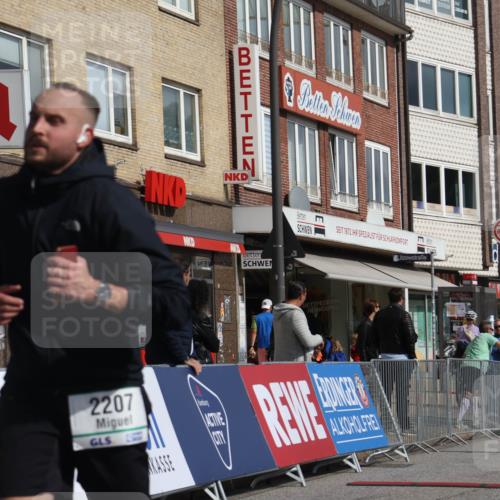 15.09.2024 - PSD Bank Halbmarathon Michael Strokosch http://msf.ph/oto/7086695 15.09.2024 12:35:16 Ziel 2207, 2324, 3300, 3329, 3335, 3468 meine-sportfotos.de