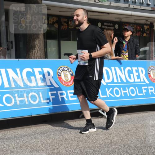 15.09.2024 - PSD Bank Halbmarathon Michael Strokosch http://msf.ph/oto/7087267 15.09.2024 12:36:37 Ziel 1978, 3404, 3411 meine-sportfotos.de
