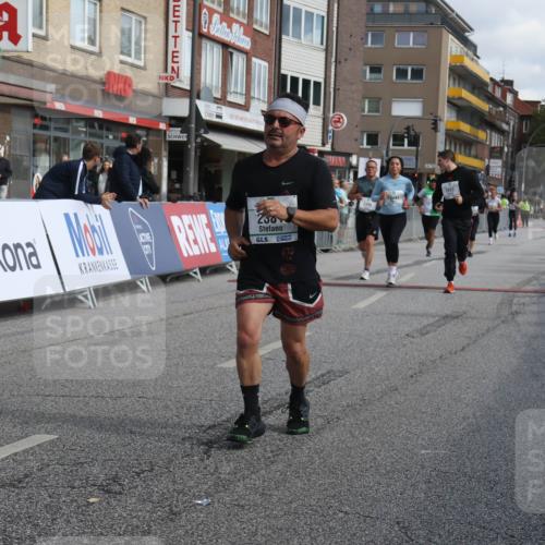 15.09.2024 - PSD Bank Halbmarathon Michael Strokosch http://msf.ph/oto/7087693 15.09.2024 12:37:37 Ziel 1816, 2381, 2398, 2432, 3380, 3441, 3481 meine-sportfotos.de