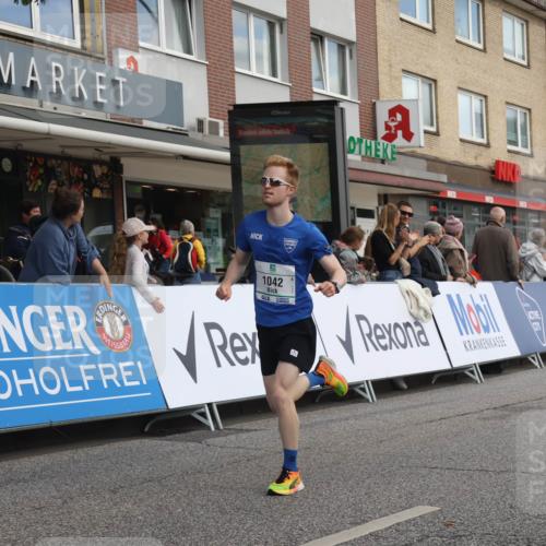 15.09.2024 - PSD Bank Halbmarathon Michael Strokosch http://msf.ph/oto/7087708 15.09.2024 11:28:24 Ziel 425, 431, 585, 889, 893, 905, 917, 926, 929, 1019, 1042, 1048, 1080, 1082, 2605, 3510 meine-sportfotos.de
