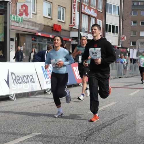 15.09.2024 - PSD Bank Halbmarathon Michael Strokosch http://msf.ph/oto/7087723 15.09.2024 12:37:40 Ziel 1816, 2381, 2398, 2432, 3380, 3441, 3481 meine-sportfotos.de