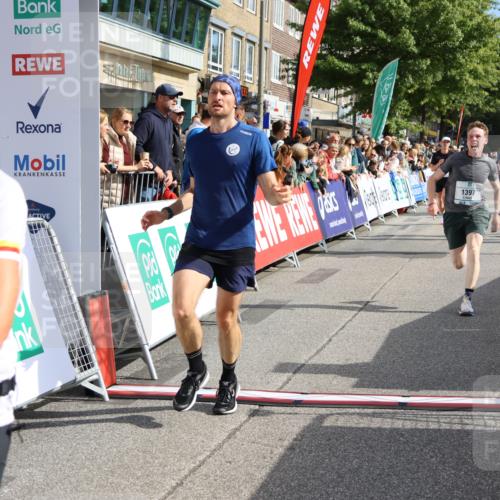 15.09.2024 - PSD Bank Halbmarathon Strokosch-Dieckow http://msf.ph/oto/7093199 15.09.2024 11:39:49 Ziel 739, 933, 954, 1060, 1240, 1266, 1382, 1395, 1397, 1424, 1481, 2163, 2568, 2628, 2650 meine-sportfotos.de