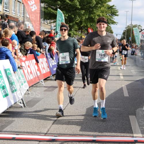 15.09.2024 - PSD Bank Halbmarathon Strokosch-Dieckow http://msf.ph/oto/7096096 15.09.2024 11:59:00 Ziel 1283, 1303, 1711, 1822, 1865, 1870, 1890, 1919, 1955, 1992, 2038, 2297, 2474, 2760, 2860, 2885, 3022, 3051, 3528, 3551, 3553 meine-sportfotos.de