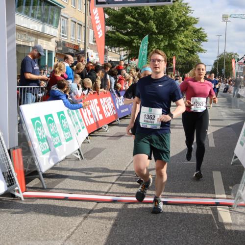 15.09.2024 - PSD Bank Halbmarathon Strokosch-Dieckow http://msf.ph/oto/7096369 15.09.2024 12:01:03 Ziel 1362, 1769, 1781, 1788, 1792, 1868, 1914, 1951, 2048, 2248, 2293, 2560, 2813, 2875, 2910, 2928, 3023, 3088, 3146, 3171, 3316 meine-sportfotos.de