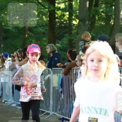 22.09.2024 - 32. Volkslauf durch das schöne Alstertal H.Heesch http://msf.ph/oto/7110365 22.09.2024 10:45:53 Ziel 5007, 5040, 5046 meine-sportfotos.de