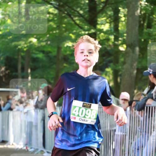 22.09.2024 - 32. Volkslauf durch das schöne Alstertal H.Heesch http://msf.ph/oto/7111360 22.09.2024 10:52:42 Ziel 4001, 4098, 4153 meine-sportfotos.de