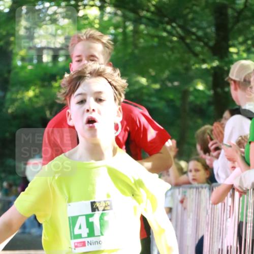 22.09.2024 - 32. Volkslauf durch das schöne Alstertal H.Heesch http://msf.ph/oto/7111760 22.09.2024 10:54:38 Ziel 4046, 4117, 4143, 4144 meine-sportfotos.de