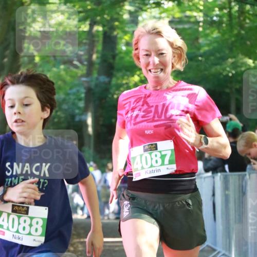 22.09.2024 - 32. Volkslauf durch das schöne Alstertal H.Heesch http://msf.ph/oto/7111805 22.09.2024 10:54:57 Ziel 4015, 4087, 4088 meine-sportfotos.de