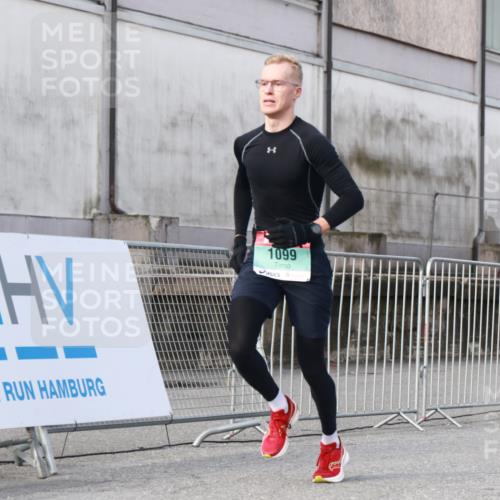 03.10.2024 - Köhlbrandbrückenlauf H.Heesch http://msf.ph/oto/7137870 03.10.2024 09:44:59 Ziel 1011, 1099 meine-sportfotos.de