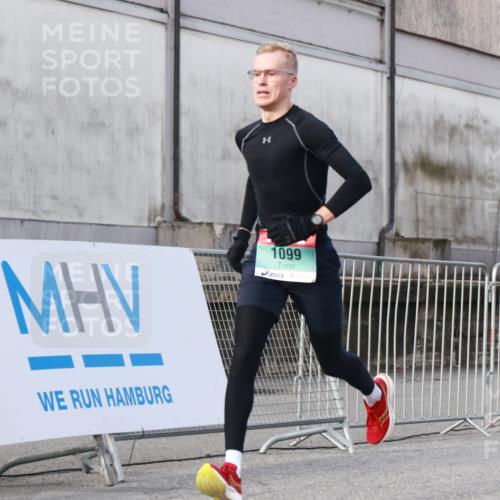 03.10.2024 - Köhlbrandbrückenlauf H.Heesch http://msf.ph/oto/7137871 03.10.2024 09:44:59 Ziel 1011, 1099 meine-sportfotos.de
