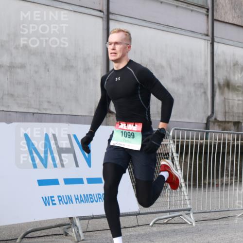 03.10.2024 - Köhlbrandbrückenlauf H.Heesch http://msf.ph/oto/7137873 03.10.2024 09:44:59 Ziel 1011, 1099 meine-sportfotos.de