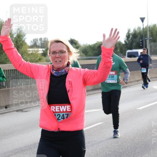 03.10.2024 - Köhlbrandbrückenlauf Luisa Fischer http://msf.ph/oto/7145224 03.10.2024 09:13:58 Position 3 156, 247, 238 meine-sportfotos.de