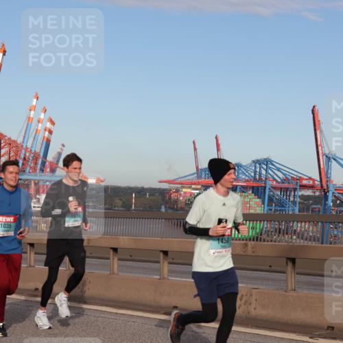 03.10.2024 - Köhlbrandbrückenlauf Matties Gatica Varas http://msf.ph/oto/7145455 03.10.2024 09:42:37 Position 2 1035, 1036, 1450 meine-sportfotos.de