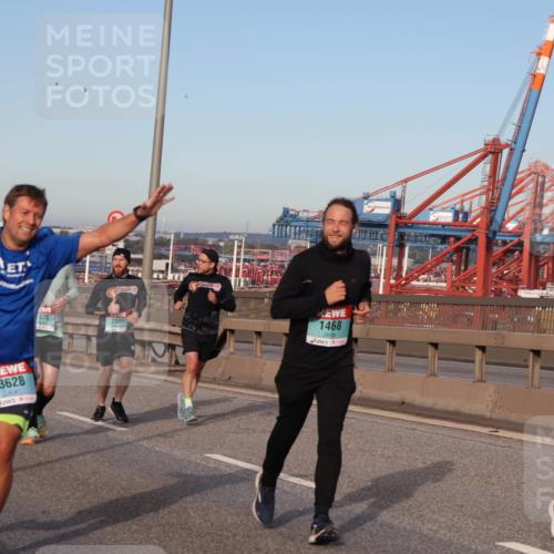 03.10.2024 - Köhlbrandbrückenlauf Matties Gatica Varas http://msf.ph/oto/7146995 03.10.2024 09:42:46 Position 2 4, 3628, 376, 1468, 2005, 1819 meine-sportfotos.de