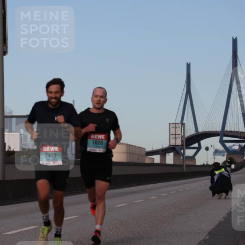03.10.2024 - Köhlbrandbrückenlauf Luisa Fischer http://msf.ph/oto/7147572 03.10.2024 09:35:30 Position 3 211, 2423, 1020 meine-sportfotos.de