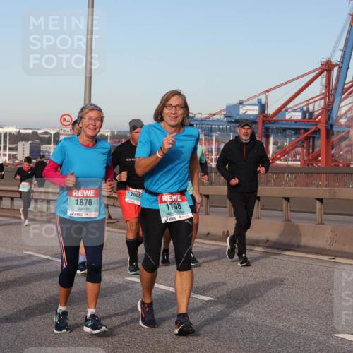 03.10.2024 - Köhlbrandbrückenlauf Matties Gatica Varas http://msf.ph/oto/7148232 03.10.2024 09:44:44 Position 2 1658, 2403, 1631, 1500, 1, 1876, 2086, 1798, 3026 meine-sportfotos.de