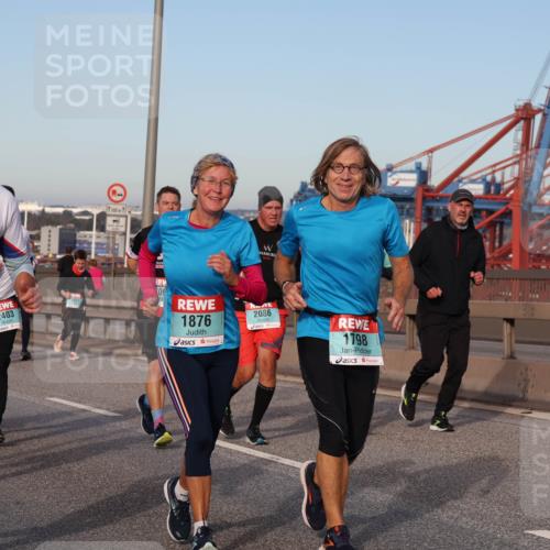 03.10.2024 - Köhlbrandbrückenlauf Matties Gatica Varas http://msf.ph/oto/7148240 03.10.2024 09:44:44 Position 2 00, 1, 2967, 1658, 2403, 09, 1876, 2086, 1798 meine-sportfotos.de