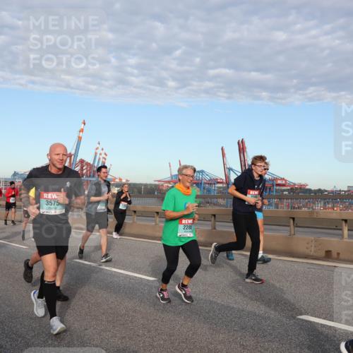 03.10.2024 - Köhlbrandbrückenlauf Matties Gatica Varas http://msf.ph/oto/7148391 03.10.2024 09:44:59 Position 2 3575, 2225, 2285, 2024, 2300, 22 meine-sportfotos.de
