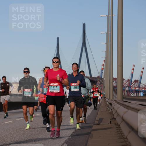03.10.2024 - Köhlbrandbrückenlauf Luisa Fischer http://msf.ph/oto/7148457 03.10.2024 09:44:55 Position 3 2220, 1245, 1117, 1399 meine-sportfotos.de