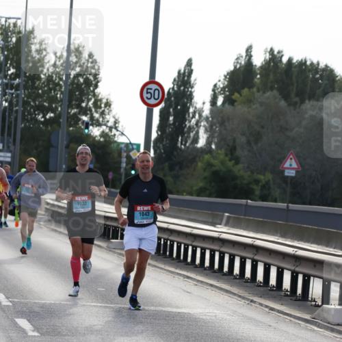 03.10.2024 - Köhlbrandbrückenlauf Miley Keyser http://msf.ph/oto/7155603 03.10.2024 09:11:03 Position 3 50, 1032, 1043, 150 meine-sportfotos.de