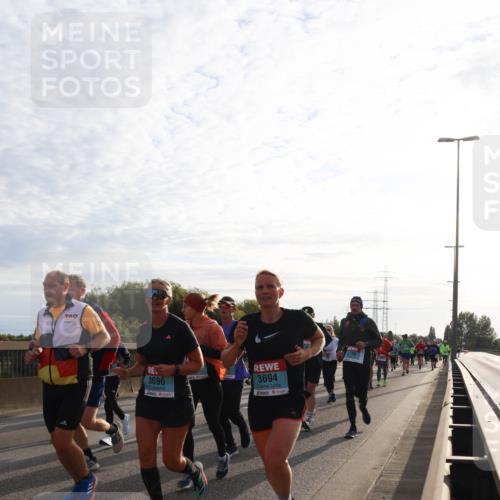 03.10.2024 - Köhlbrandbrückenlauf Miley Keyser http://msf.ph/oto/7157744 03.10.2024 09:18:32 Position 3 3696, 3694 meine-sportfotos.de