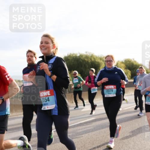 03.10.2024 - Köhlbrandbrückenlauf Miley Keyser http://msf.ph/oto/7157894 03.10.2024 09:19:23 Position 3 2354, 2379 meine-sportfotos.de
