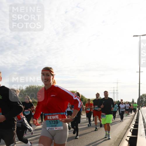 03.10.2024 - Köhlbrandbrückenlauf Miley Keyser http://msf.ph/oto/7158003 03.10.2024 09:20:03 Position 3 2639, 1739, 1218 meine-sportfotos.de