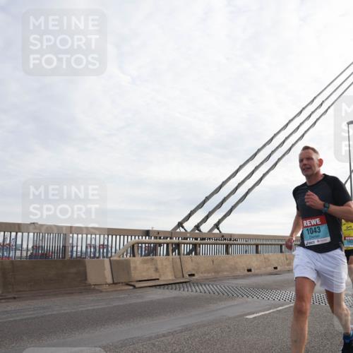 03.10.2024 - Köhlbrandbrückenlauf Matties Gatica Varas http://msf.ph/oto/7166403 03.10.2024 09:19:24 Position 2 1043, 1052 meine-sportfotos.de