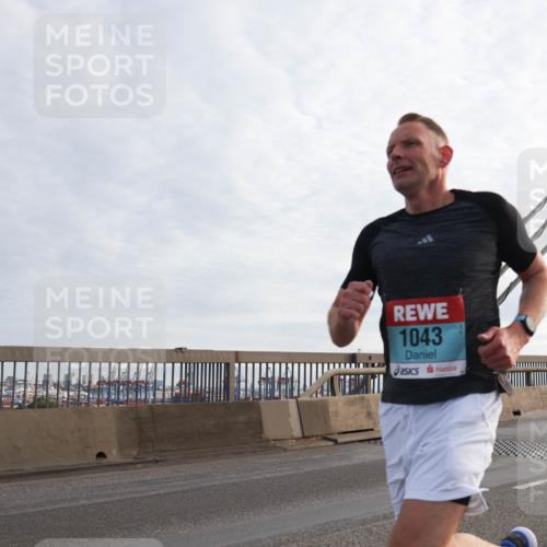 03.10.2024 - Köhlbrandbrückenlauf Matties Gatica Varas http://msf.ph/oto/7166415 03.10.2024 09:19:24 Position 2 1043, 1052 meine-sportfotos.de