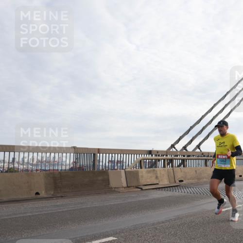 03.10.2024 - Köhlbrandbrückenlauf Matties Gatica Varas http://msf.ph/oto/7166428 03.10.2024 09:19:25 Position 2 1052 meine-sportfotos.de