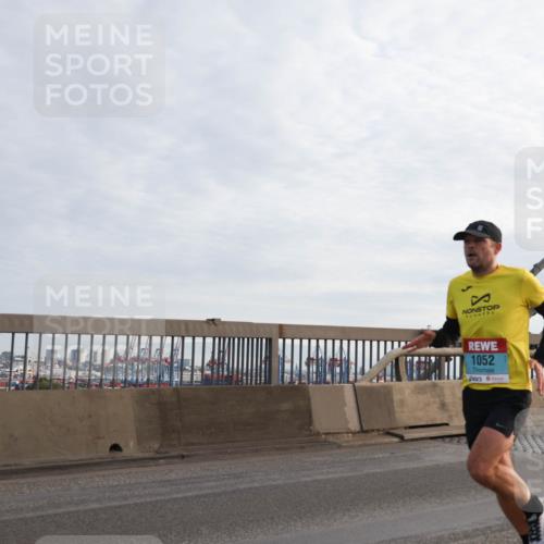 03.10.2024 - Köhlbrandbrückenlauf Matties Gatica Varas http://msf.ph/oto/7166439 03.10.2024 09:19:25 Position 2 1052 meine-sportfotos.de