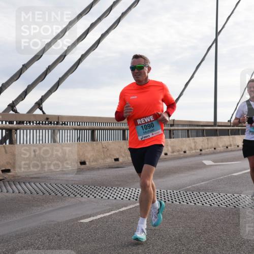 03.10.2024 - Köhlbrandbrückenlauf Matties Gatica Varas http://msf.ph/oto/7167693 03.10.2024 09:20:17 Position 2 1090, 1076 meine-sportfotos.de