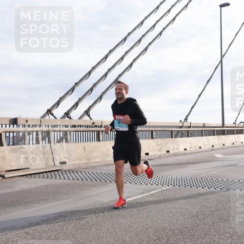 03.10.2024 - Köhlbrandbrückenlauf Matties Gatica Varas http://msf.ph/oto/7169436 03.10.2024 09:20:58 Position 2 10, 1082 meine-sportfotos.de
