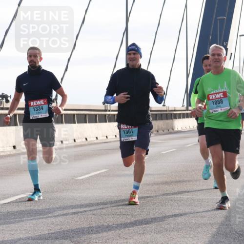 03.10.2024 - Köhlbrandbrückenlauf Matties Gatica Varas http://msf.ph/oto/7170610 03.10.2024 09:21:18 Position 2 1334, 1301, 1088 meine-sportfotos.de
