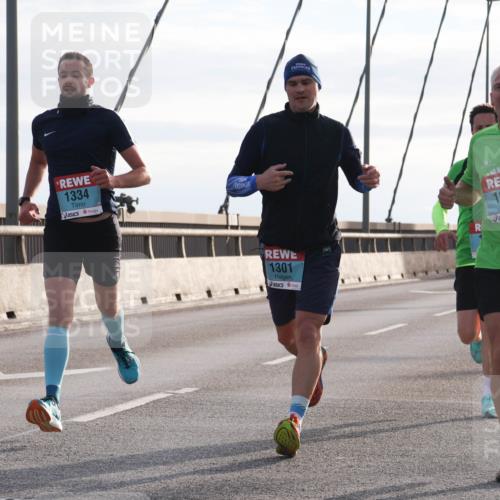 03.10.2024 - Köhlbrandbrückenlauf Matties Gatica Varas http://msf.ph/oto/7170681 03.10.2024 09:21:19 Position 2 1334, 1301, 1088 meine-sportfotos.de