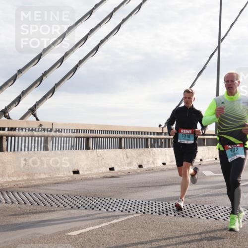03.10.2024 - Köhlbrandbrückenlauf Matties Gatica Varas http://msf.ph/oto/7172686 03.10.2024 09:21:57 Position 2 1310, 1472, 1307 meine-sportfotos.de