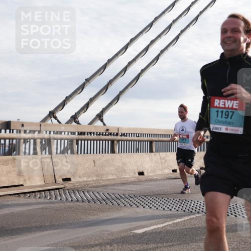 03.10.2024 - Köhlbrandbrückenlauf Matties Gatica Varas http://msf.ph/oto/7174359 03.10.2024 09:22:33 Position 2 1197, 2696, 1217 meine-sportfotos.de