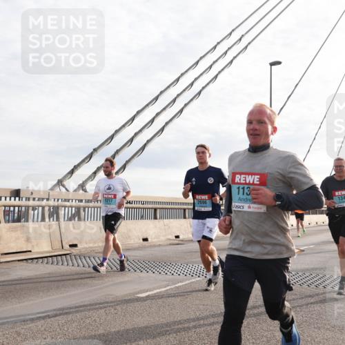 03.10.2024 - Köhlbrandbrückenlauf Matties Gatica Varas http://msf.ph/oto/7174408 03.10.2024 09:22:33 Position 2 1217, 113, 2696, 1343 meine-sportfotos.de