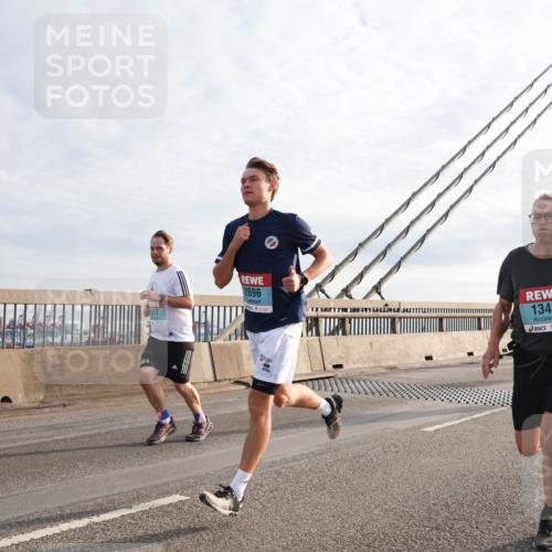 03.10.2024 - Köhlbrandbrückenlauf Matties Gatica Varas http://msf.ph/oto/7174461 03.10.2024 09:22:34 Position 2 2696, 1343, 1438 meine-sportfotos.de